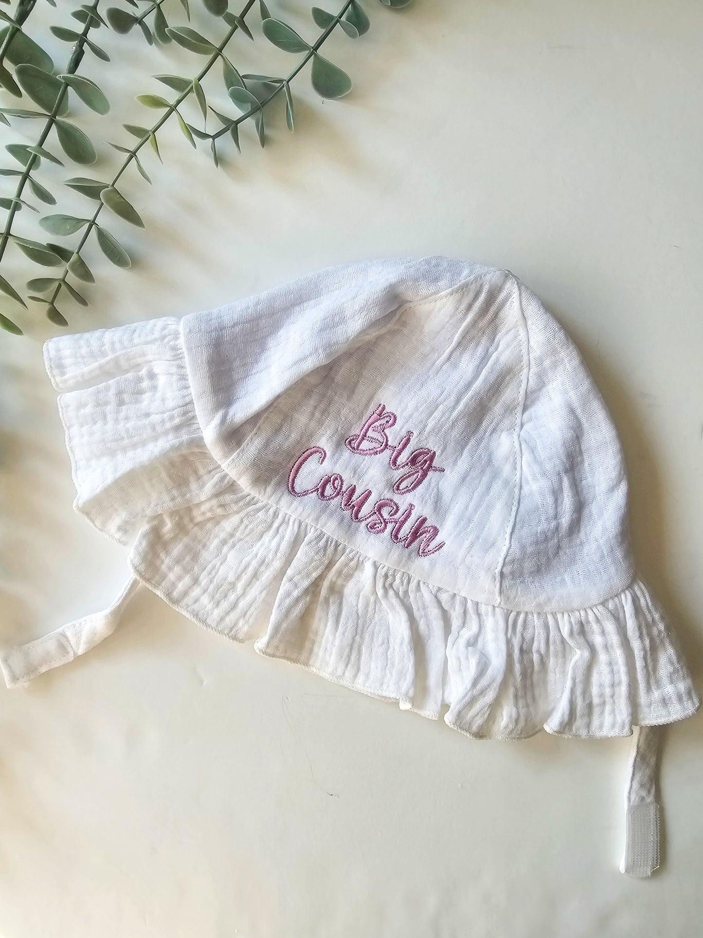 White baby sun hat, personalised, embroidered with purple thread, big cousin